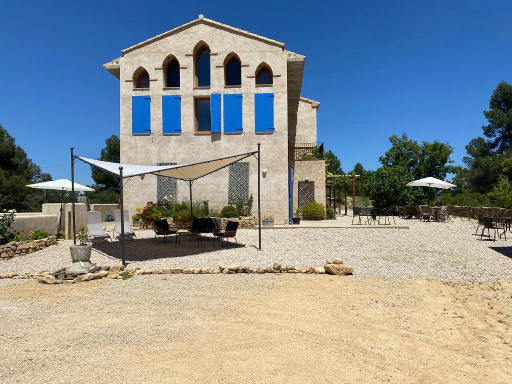 Binnenplaats met zonnezeil, lounge en grindtuin bij Finca Amor Mundi.