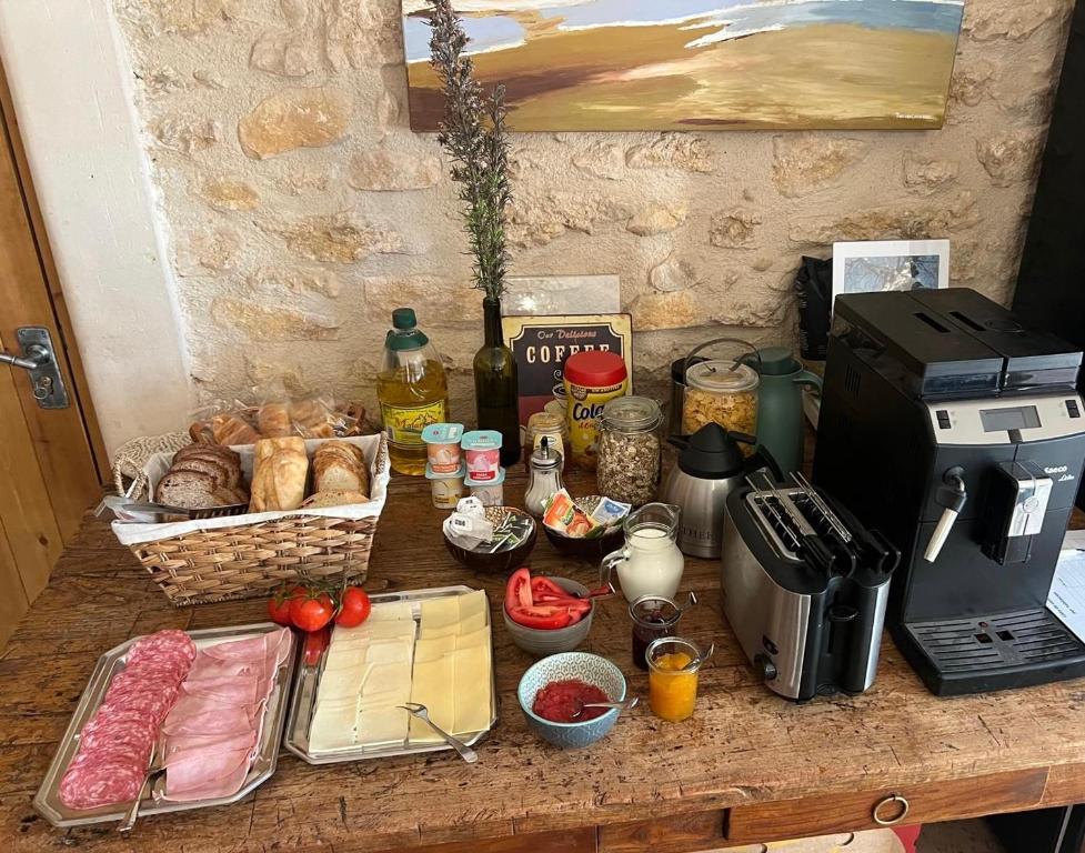 Ontbijtbuffet met brood, granola, beleg en espressomachine bij Finca Amor Mundi.