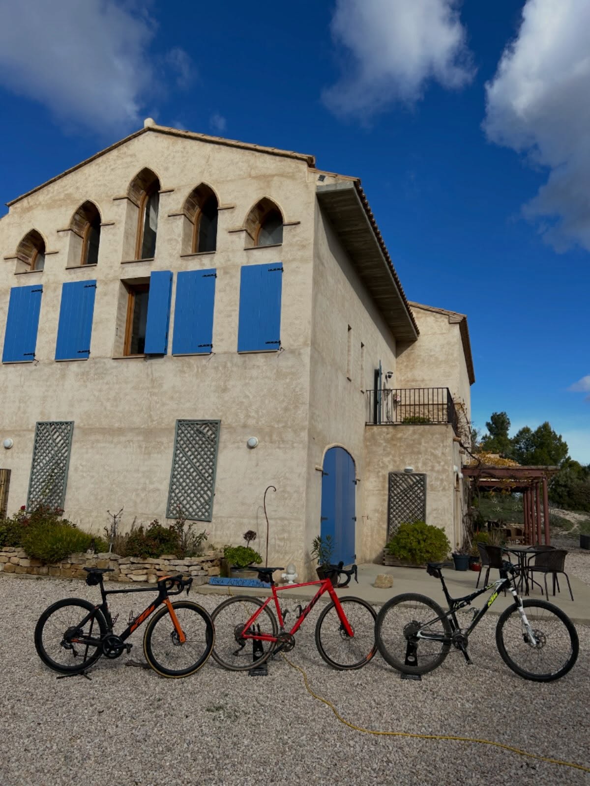 Masía Katmandú met fietsen ervoor in Matarraña.