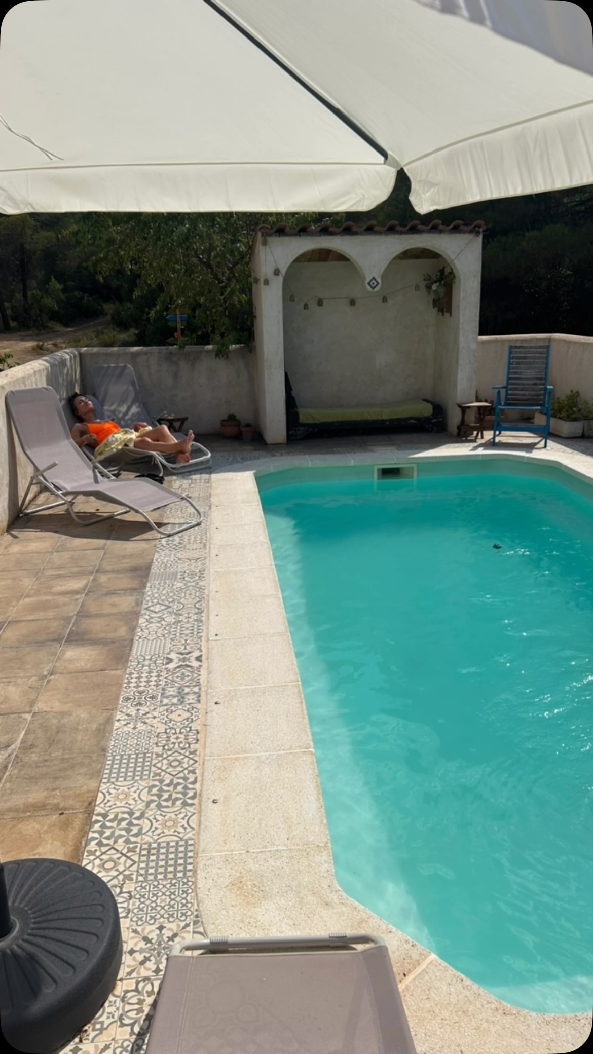 Zomers ontspannen bij het zwembad van Finca Amor Mundi.